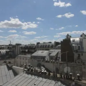 Sous Les Toits De Shared Place , Paris France